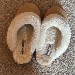 Minnetonka Kids Slippers in Tan and Cream